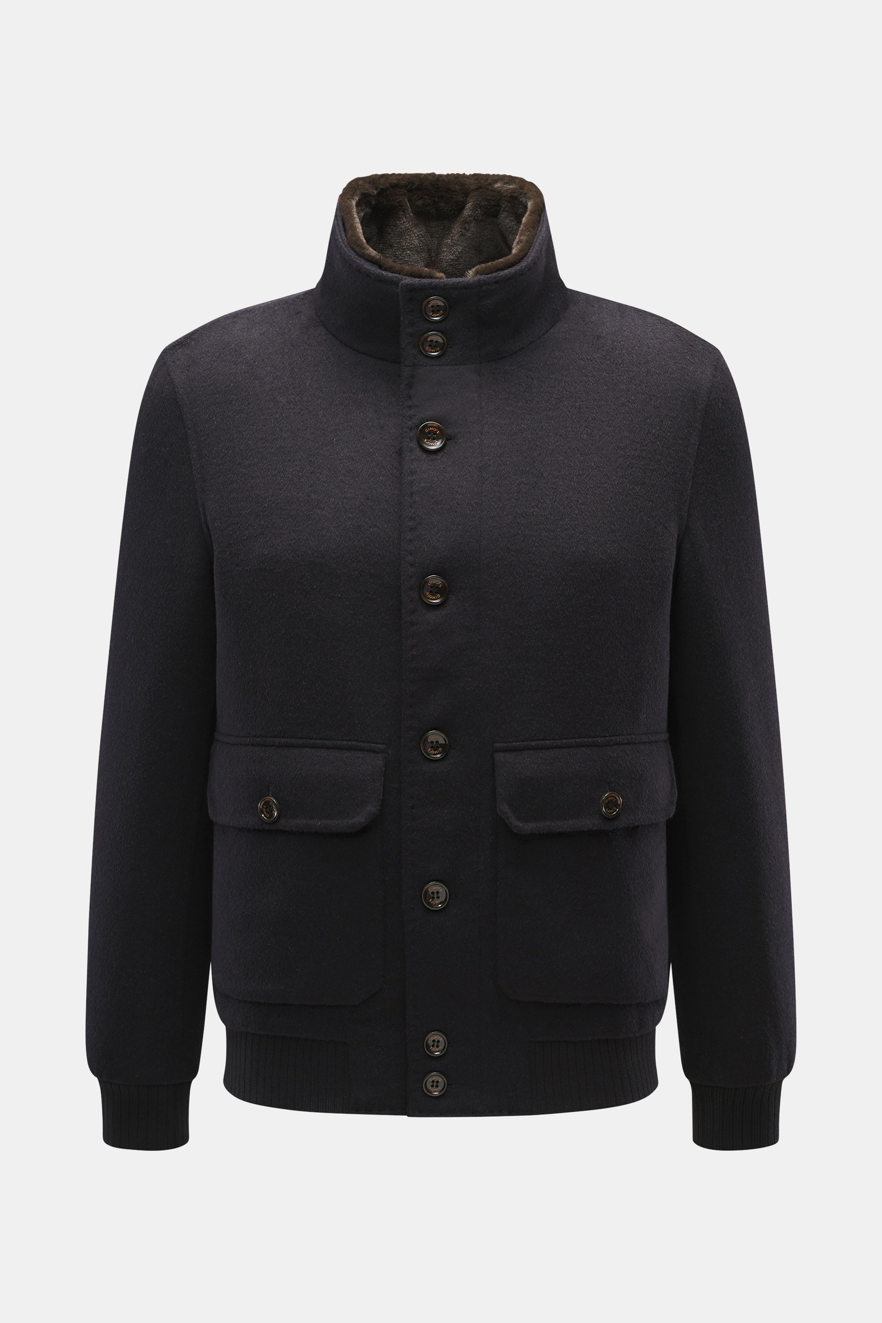 Gimo's Blouson dark navy, frontal fotografiert, aus Schurwollmix mit Steppfutter, Lammfellbesatz, Slim Fit, Metallknöpfen, Fronttaschen und Rippbündchen.