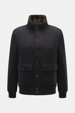 Gimo's Blouson dark navy, frontal fotografiert, aus Schurwollmix mit Steppfutter, Lammfellbesatz, Slim Fit, Metallknöpfen, Fronttaschen und Rippbündchen.
