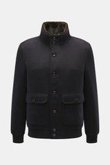 Gimo's Blouson dark navy, frontal fotografiert, aus Schurwollmix mit Steppfutter, Lammfellbesatz, Slim Fit, Metallknöpfen, Fronttaschen und Rippbündchen.