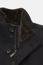 Nahaufnahme von Gimo's Blouson dark navy aus Schurwollmix mit Stehkragen und abnehmbarem Lammfellbesatz, Slim Fit, robuster Reißverschluss.