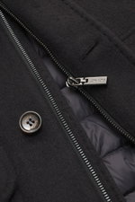 Nahaufnahme von Gimo's Blouson dark navy, Fokus auf Reißverschluss mit Logo, Knopf, Schurwollmix und Steppfutter, Detail von oben.