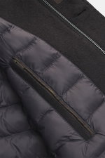 Nahaufnahme des Gimo's Blouson dark navy von innen, zeigt den Mix aus Steppfutter, Schurwolle und Lammfellbesatz, Reißverschluss.