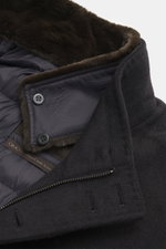 Nahaufnahme des Stehkragens vom Gimo's Blouson dark navy, schräg von oben fotografiert, mit abnehmbarem Lammfellbesatz und edlem Schurwollmix.