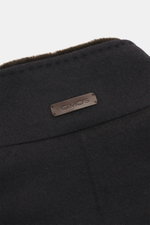 Nahaufnahme des Stehkragens mit abnehmbarem Lammfellbesatz und GIMO'S-Label vom Gimo's Blouson dark navy aus Schurwollmix.