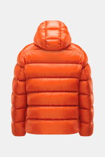 Rückansicht der Polo Ralph Lauren Daunenjacke orange aus hochwertiger Microfaser, glatter Griff, Slim Fit, mit wärmender Daunenfüllung, kragenhohem Reißverschluss, Kapuze mit Tunnelzug, Zipper-Fronttaschen, elastischen Ärmelabschlüssen, tonalem Logo Stitc