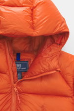 Nahaufnahme der Polo Ralph Lauren Daunenjacke orange aus hochwertiger Microfaser mit kapuzennahem Reißverschluss, glattem Griff und Slim Fit, von oben fotografiert.