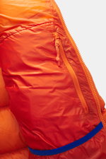 Nahaufnahme der Innenseite der Polo Ralph Lauren Daunenjacke orange, hochwertige Microfaser, glatter Griff, wärmende Daunenfüllung, Slim Fit, kragenhoher Reißverschluss, Kapuze mit Tunnelzug, Zipper-Fronttaschen, elastische Ärmelabschlüsse, tonales Logo S