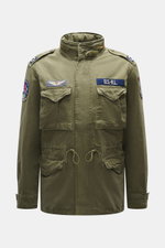 Polo Ralph Lauren Jacke 'Iconic Field Jacket' oliv, Frontansicht, reine Baumwolle, weicher Griff, Slim Fit, Zwei-Wege-Reißverschluss, Windblende, Stehkragen mit Kapuze, Front- und Brusttaschen, Ärmel mit Knopf, halb gefüttert, Innentasche.