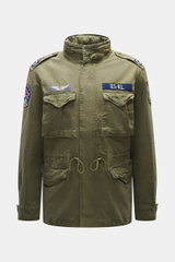 Polo Ralph Lauren Jacke 'Iconic Field Jacket' oliv, Frontansicht, reine Baumwolle, weicher Griff, Slim Fit, Zwei-Wege-Reißverschluss, Windblende, Stehkragen mit Kapuze, Front- und Brusttaschen, Ärmel mit Knopf, halb gefüttert, Innentasche.