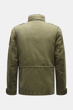 Polo Ralph Lauren Jacke 'Iconic Field Jacket' oliv, Rückansicht, reine Baumwolle, weicher Griff, Slim Fit, Zwei-Wege-Reißverschluss, Windblende mit Druckknöpfen, Stehkragen mit verstaubarer Kapuze, Fronttaschen mit Patte und Knopf, aufgesetzte Brusttasche