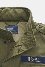 Nahaufnahme von Polo Ralph Lauren Jacke 'Iconic Field Jacket' oliv, Slim Fit, reine Baumwolle, weicher Griff, halb gefüttert, Stehkragen, Zwei-Wege-Reißverschluss, Windblende, Brust- und Fronttaschen, Ärmel mit Knopf, Innentasche.