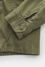 Nahaufnahme von Ärmel und Saum der Polo Ralph Lauren Jacke 'Iconic Field Jacket' oliv, Slim Fit, reine Baumwolle, weicher Griff, Zwei-Wege-Reißverschluss, Windblende mit Druckknöpfen, Stehkragen mit verstaubarer Kapuze, Fronttaschen mit Patte und Knopf, a