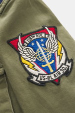 Nahaufnahme des linken Ärmels der Polo Ralph Lauren Jacke 'Iconic Field Jacket' oliv mit besticktem Patch, reine Baumwolle, weicher Griff, Slim Fit, Zwei-Wege-Reißverschluss, Windblende mit Druckknöpfen, Stehkragen mit verstaubarer Kapuze, Fronttaschen mi