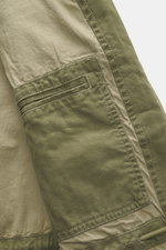 Nahaufnahme der Innenseite der Polo Ralph Lauren Jacke 'Iconic Field Jacket' oliv, reine Baumwolle, weicher Griff, Slim Fit, zwei-Wege-Reißverschluss, Windblende mit Druckknöpfen, Stehkragen mit verstaubarer Kapuze, Fronttaschen mit Patte und Knopf, aufge