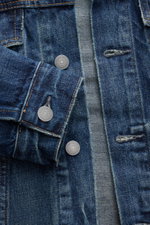 Nahaufnahme der Polo Ralph Lauren Jeansjacke rauchblau aus Denim reiner Baumwolle, Slim Fit, mit Kontrastnähten, Umlegekragen, Brusttaschen, paspelierten Eingrifftaschen, Ärmelabschlüssen mit Knopf und regulierbaren Knopfriegeln am Saum, Ansicht von vorne