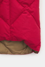Close-up front detail of the Polo Ralph Lauren Down Blouson Red showing quilted stitching and inner lining from a top-down perspective.

Description: <p>Preppy through the cold season: this quilted blouson by POLO RALPH LAUREN keeps you warm with a light 