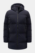 UBR Daunenjacke 'Titan' dark navy, stehend frontal fotografiert, mit Kapuze, wasserdicht, atmungsaktiv, technische Microfaser, Daunenfüllung, Reißverschluss, Hüfttaschen.