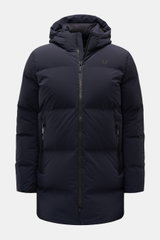 UBR Daunenjacke 'Titan' dark navy, stehend frontal fotografiert, mit Kapuze, wasserdicht, atmungsaktiv, technische Microfaser, Daunenfüllung, Reißverschluss, Hüfttaschen.