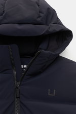 Nahaufnahme der UBR Daunenjacke 'Titan' dark navy von vorne oben mit hoch geschlossenem Kragen, Kapuze, robustem Zwei-Wege-Reißverschluss, technische Microfaser, wasserdicht, atmungsaktiv, Gänsedaunenfüllung, Regular Fit, reflektierendem Logo-Print.