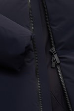 UBR Daunenjacke 'Titan' dark navy, Nahaufnahme Reißverschluss und Kapuze, technische Microfaser, wasserdicht, atmungsaktiv, Daunenfüllung, Regular Fit.