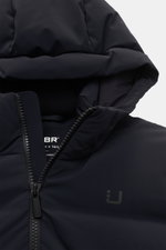 UBR Daunenjacke 'Titan' schwarz, Detailaufnahme von oben schräg, wasserdicht, atmungsaktiv, technische Microfaser, Gänsedaunenfüllung, Kapuze, Zwei-Wege-Reißverschluss, reflektierender Logo-Print.