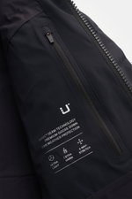 UBR Daunenjacke 'Titan' schwarz, Nahaufnahme der wasserdichten, atmungsaktiven Microfaser mit Reißverschluss und Logo, Frontansicht.