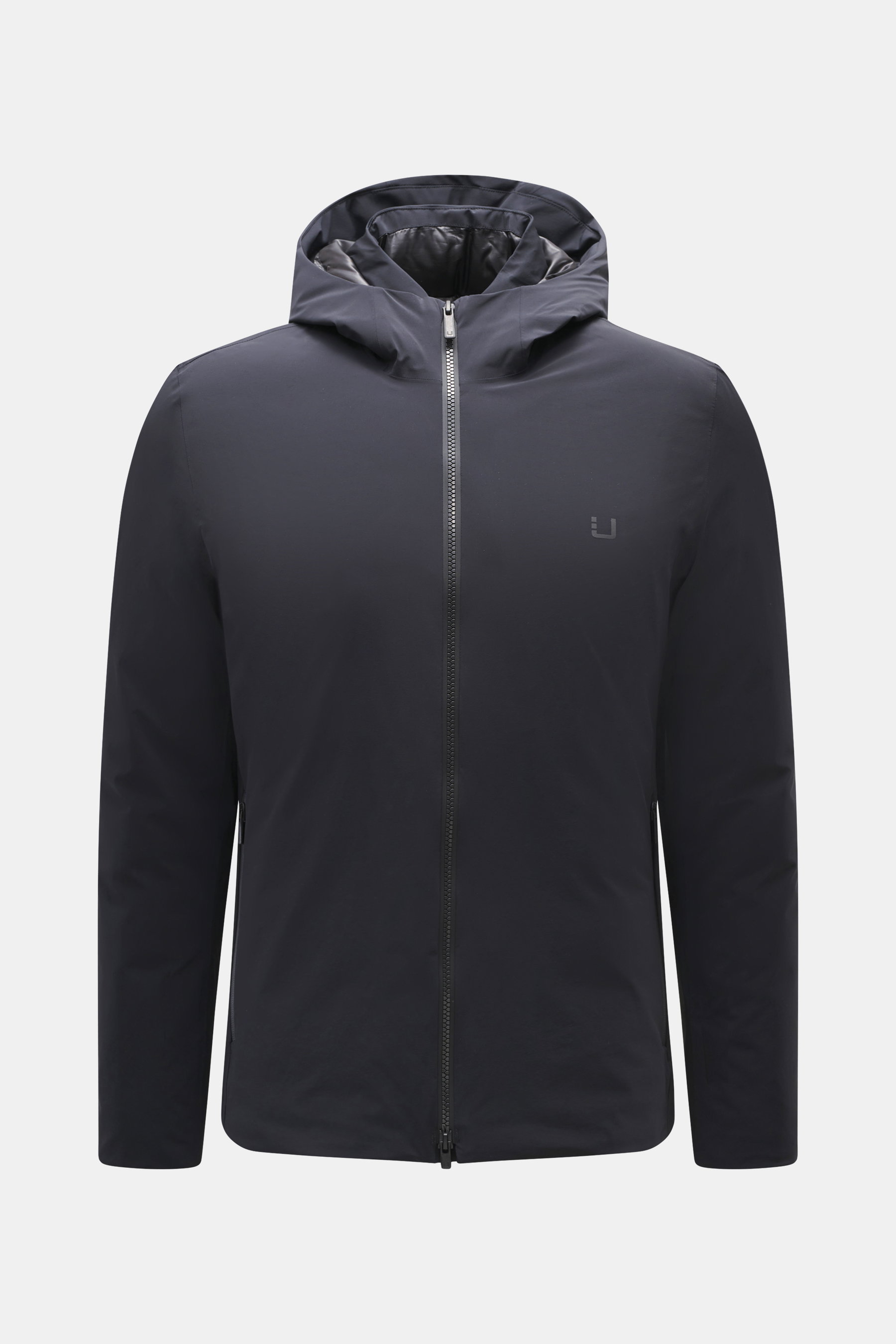 UBR Daunenjacke 'Phantom' dark navy, Frontansicht mit Kapuze, Slim Fit, wasserabweisend, elastische Microfaser, Daunenfüllung, Zwei-Wege-Reißverschluss, Stehkragen, reflektierendes Logo, Zipper-Taschen, geschmeidiges Futter, zwei Innentaschen.