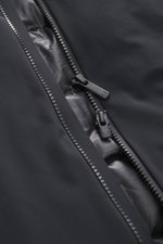Nahaufnahme aus seitlicher Perspektive der Reißverschluss-Details der UBR Daunenjacke 'Phantom' dark navy, elastische Microfaser, wasserabweisend, leichte Daunenfüllung, Slim Fit, Zwei-Wege-Reißverschluss, hochschließender Stehkragen, praktische Kapuze, r