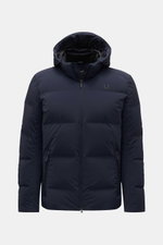 UBR Daunenjacke 'Bolt' navy, frontale Nahaufnahme, leichte, wasserdichte Slim Fit Jacke mit abnehmbarer Kapuze, zwei Innentaschen, reflektierendem Logo.