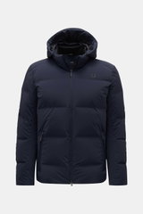 UBR Daunenjacke 'Bolt' navy, frontale Nahaufnahme, leichte, wasserdichte Slim Fit Jacke mit abnehmbarer Kapuze, zwei Innentaschen, reflektierendem Logo.