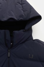 Nahaufnahme der abnehmbaren Kapuze und des hochschließenden Stehkragens der UBR Daunenjacke 'Bolt' navy mit wasserfester Membran.