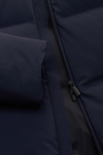 Nahaufnahme der UBR Daunenjacke 'Bolt' navy mit wasserfestem zwei-Wege-Reißverschluss und elastischem Microfaserstoff in Slim Fit.