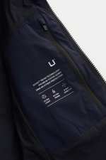 Nahaufnahme der UBR Daunenjacke 'Bolt' navy von innen, zeigt Reißverschluss, reflektierendes Logo, leichte Daunenfüllung, wasserdicht.