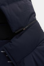 UBR Daunenjacke 'Bolt' navy in Nahaufnahme von oben, zeigt abnehmbare Kapuze, wasserfestes Material, Reißverschluss, Stehkragen, Slim Fit.