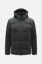 UBR Daunenjacke 'Bolt' dunkelgrün, frontale Nahaufnahme, leichte Daunenfüllung, wasserfest, Slim Fit, abnehmbare Kapuze, reflektierendes Logo, Zwei-Wege-Reißverschluss.