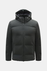 UBR Daunenjacke 'Bolt' dunkelgrün, frontale Nahaufnahme, leichte Daunenfüllung, wasserfest, Slim Fit, abnehmbare Kapuze, reflektierendes Logo, Zwei-Wege-Reißverschluss.