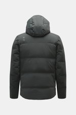 UBR Daunenjacke 'Bolt' dunkelgrün, Rückansicht mit abnehmbarer Kapuze, wasserfest, atmungsaktiv, leicht, Slim Fit, reflektierendes Logo oben links.
