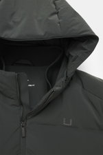 UBR Daunenjacke 'Bolt' dunkelgrün, Nahaufnahme von oben, zeigt abnehmbare Kapuze, wasserfeste Membran, reflektierendes Logo und Reißverschluss.