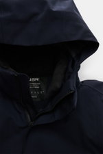 Nahaufnahme des UBR Parka 'Regulator Parka Savile' navy von oben, zeigt Kapuze, Stehkragen und Reißverschluss, funktional und stilvoll.