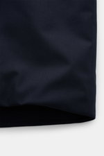 UBR Parka 'Regulator Parka Savile' navy aus Twill Merinowolle, Slim Fit, wasserfest, Primaloft, abknöpfbare Kapuze, Fronttaschen, Detailaufnahme Stoffstruktur.