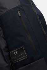 Nahaufnahme des UBR Parka 'Regulator Parka Savile' navy von innen, Fokus auf Reißverschlüsse, Label, Merinowolle und wasserdichte Details.