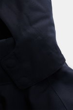 UBR Parka 'Regulator Parka Savile' navy, Detailansicht von außen, Twill Merinowolle, Slim Fit, wasserdicht, Primaloft-Wattierung, abknöpfbare Kapuze.