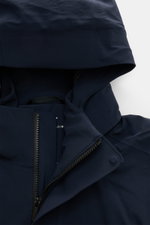 Nahaufnahme des UBR Parka 'Regulator' navy von oben, zeigt Kapuze, hohen Stehkragen, wasserdichtes High-Tech-Material.