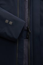 Nahaufnahme des UBR Parka 'Regulator' navy von innen mit offenem Zwei-Wege-Reißverschluss, hochwertiger Microfaser und Primaloft-Wattierung.