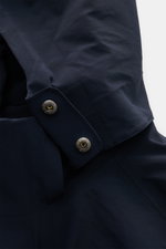 UBR Parka 'Regulator' navy Detailaufnahme der Kapuze mit Magnetknöpfen, hochwertigem Microfaser-Material, wasserdicht und elastisch.