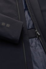 Nahaufnahme des UBR Parka 'Regulator' schwarz von innen und außen, zeigt Reißverschluss, Microfaser und wärmende Primaloft-Wattierung.