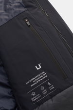 UBR Parka 'Regulator' schwarz in Nahaufnahme von innen, zeigt wasserdichte Mikrofaser, Primaloft-Wattierung und Reißverschlussdetails.