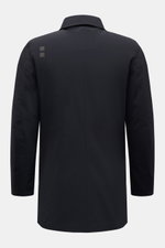 Rear view of UBR Short coat 'Regulator Coat' black, featuring Scandinavian simplicity, slim fit, waterproof, breathable design.

<p>The model 'Regulator Coat' by Norwegian label UBR is lightweight and exceptionally functional – Scandinavian simplicity def