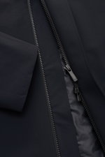 Close-up front view of the UBR Short coat 'Regulator Coat' black showing the bi-elastic fabric, two-way zip, and smooth microfiber surface.

<p>The model 'Regulator Coat' by Norwegian label UBR is lightweight and exceptionally functional – Scandinavian si