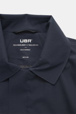 UBR Kurzmantel "Regulator Coat" dunkelblau, Detailaufnahme von oben, glatter Microfaser mit Primaloft, Slim Fit, wasser- und atmungsaktiv.
